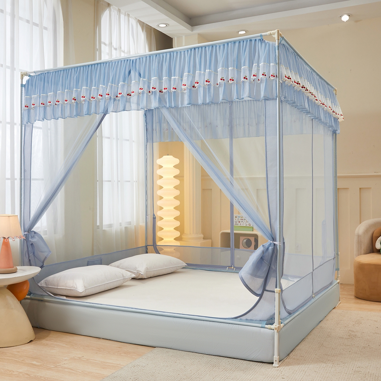 91家纺网 家纺一手货源 找家纺 艺利轩蚊帐 2026新款樱桃三开门坐床蚊帐 樱桃-天空蓝