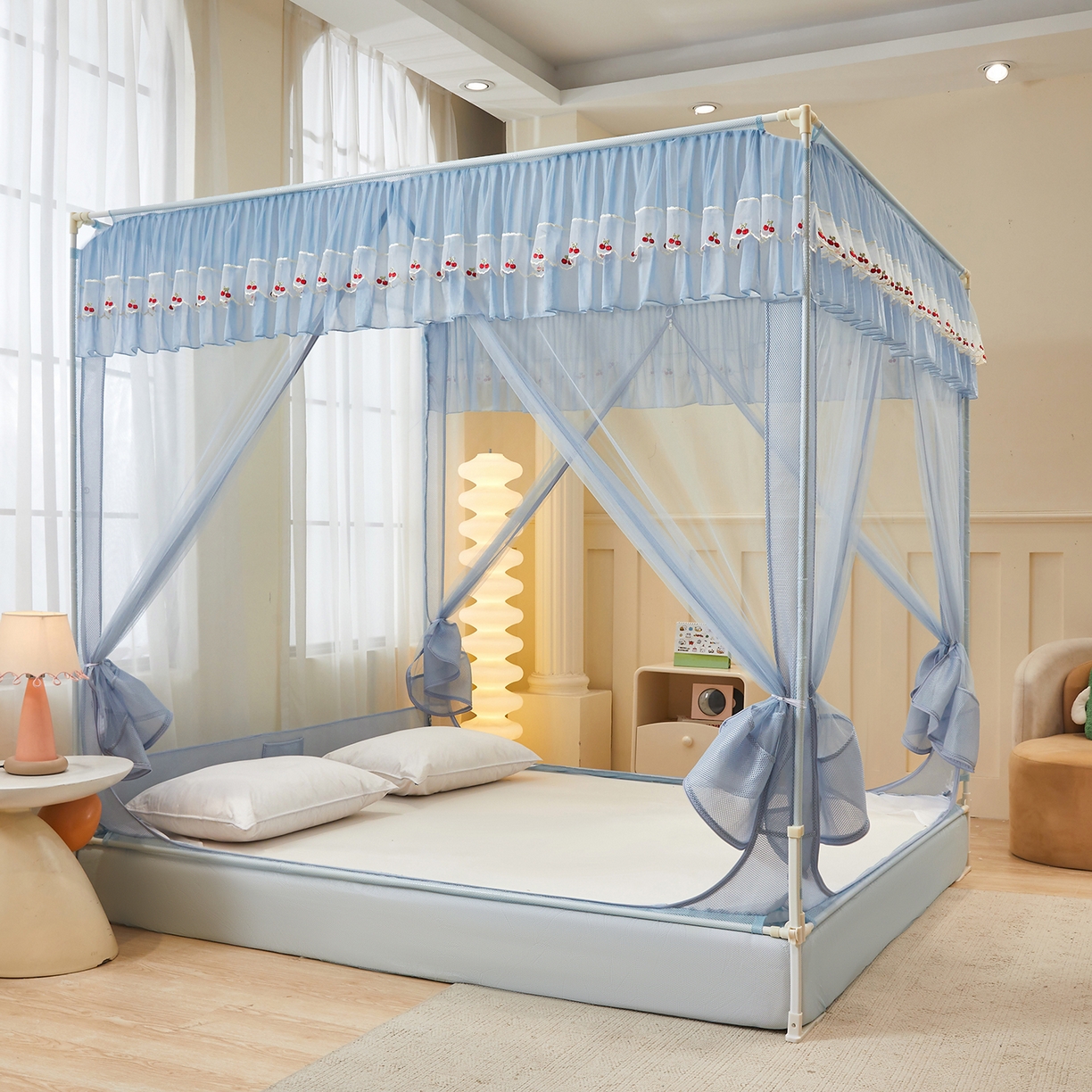 91家纺网 家纺一手货源 找家纺 艺利轩蚊帐 2026新款樱桃三开门坐床蚊帐 樱桃-天空蓝