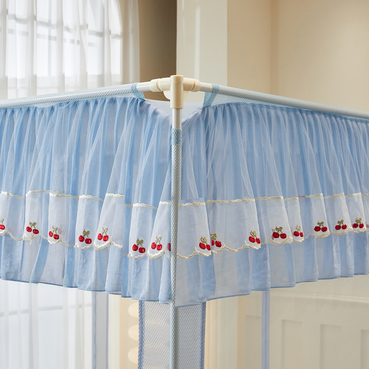 91家纺网 家纺一手货源 找家纺 艺利轩蚊帐 2026新款樱桃三开门坐床蚊帐 樱桃-天空蓝