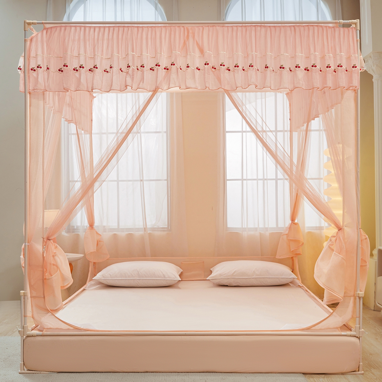 91家纺网 家纺一手货源 找家纺 艺利轩蚊帐 2026新款樱桃三开门坐床蚊帐 樱桃-蜜桃粉