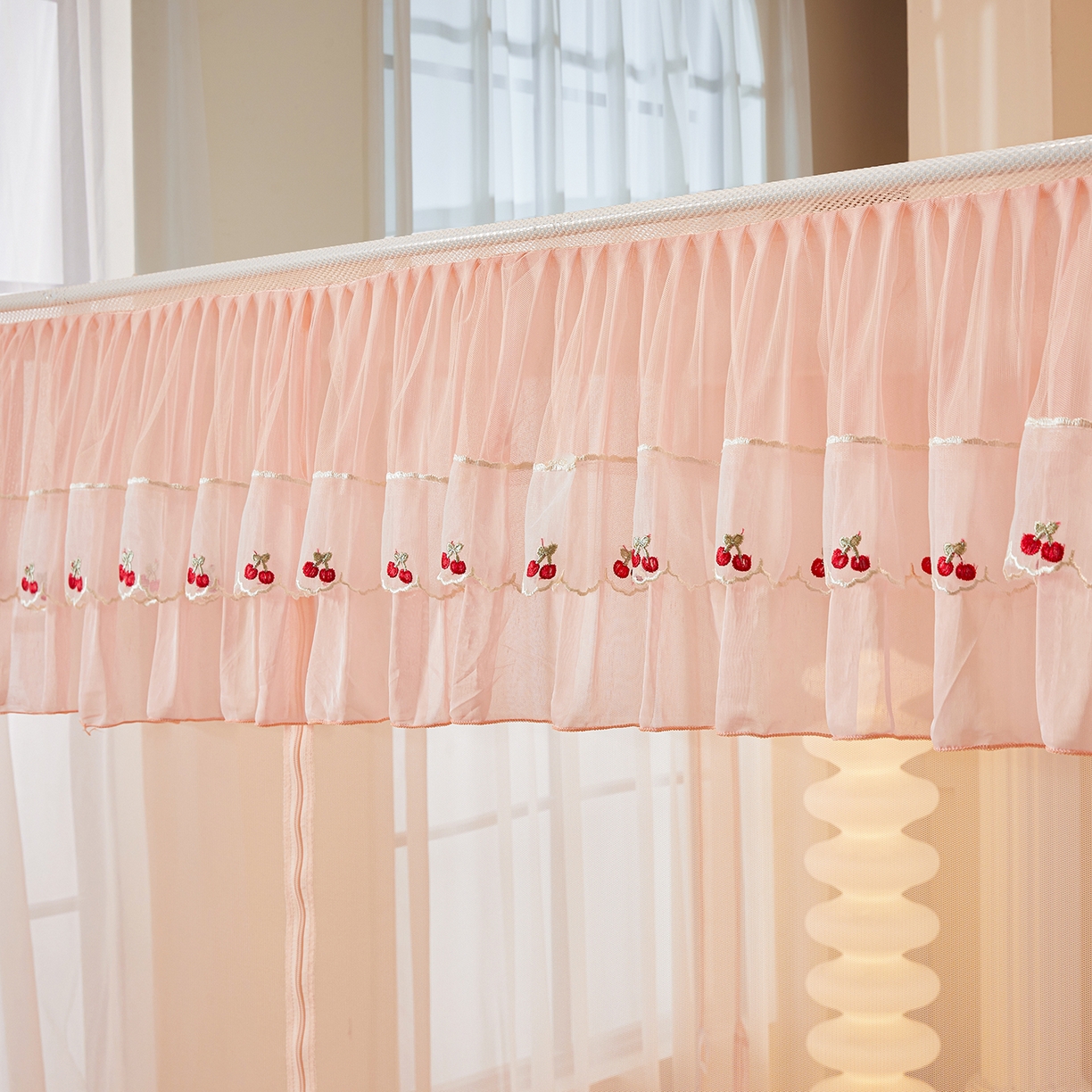 91家纺网 家纺一手货源 找家纺 艺利轩蚊帐 2026新款樱桃三开门坐床蚊帐 樱桃-蜜桃粉