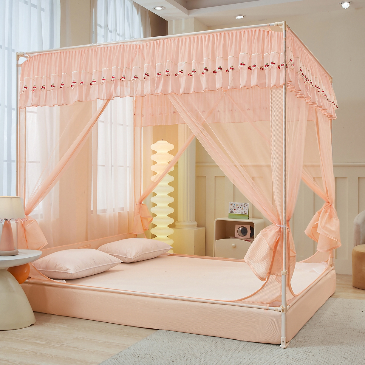 91家纺网 家纺一手货源 找家纺 艺利轩蚊帐 2026新款樱桃三开门坐床蚊帐 樱桃-蜜桃粉