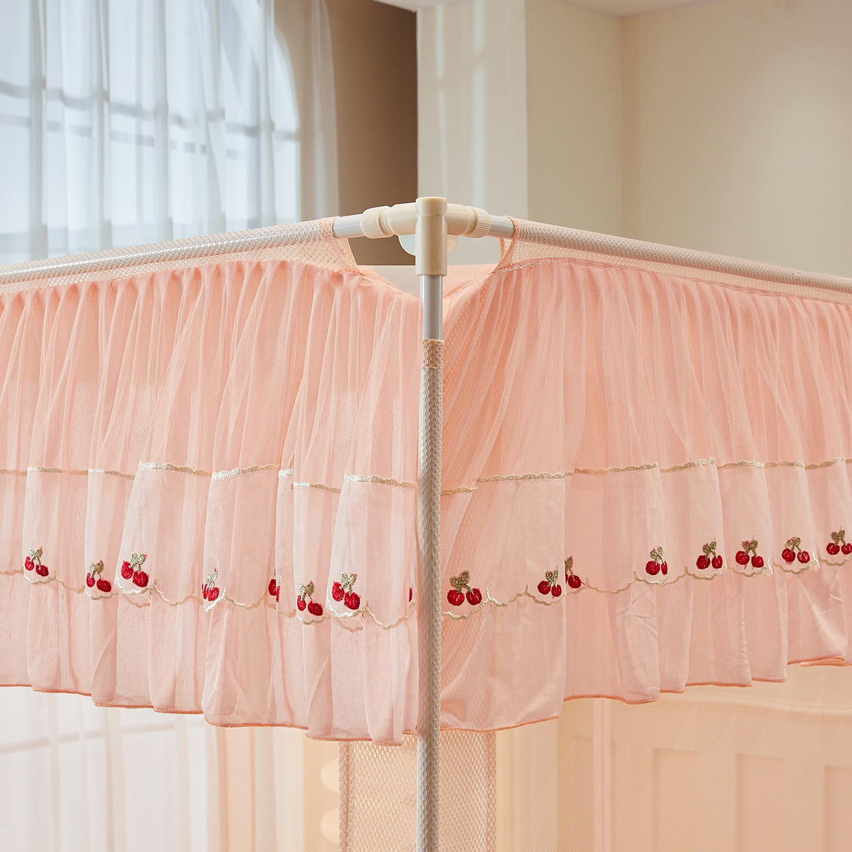 91家纺网 家纺一手货源 找家纺 艺利轩蚊帐 2026新款樱桃三开门坐床蚊帐 樱桃-蜜桃粉