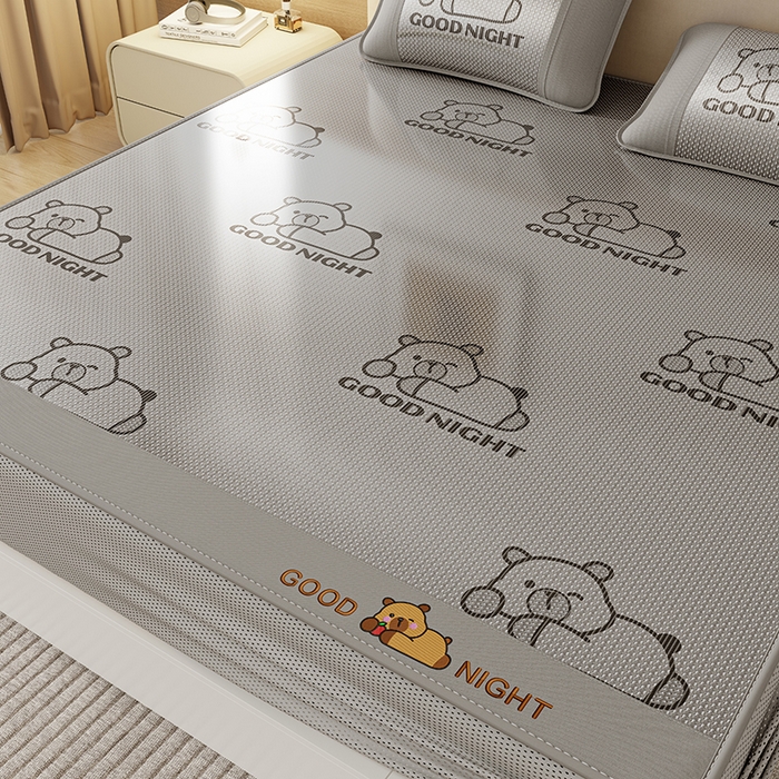 91家纺网 家纺一手货源 找家纺 （总）福来临家纺 2026新款卡皮巴拉小熊款冰藤刺绣凉感席席子凉席-床笠款