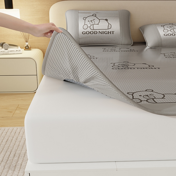 91家纺网 家纺一手货源 找家纺 （总）福来临家纺 2026新款卡皮巴拉小熊款冰藤刺绣凉感席席子凉席-床笠款