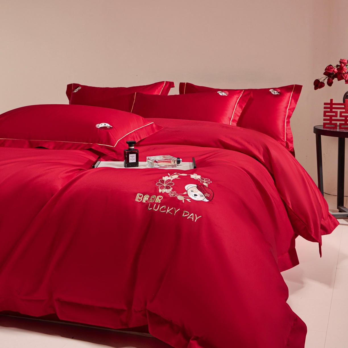 91家纺网 家纺一手货源 找家纺 欧乐蒂 2026新款亲肤棉简约刺绣婚庆四件套 小熊