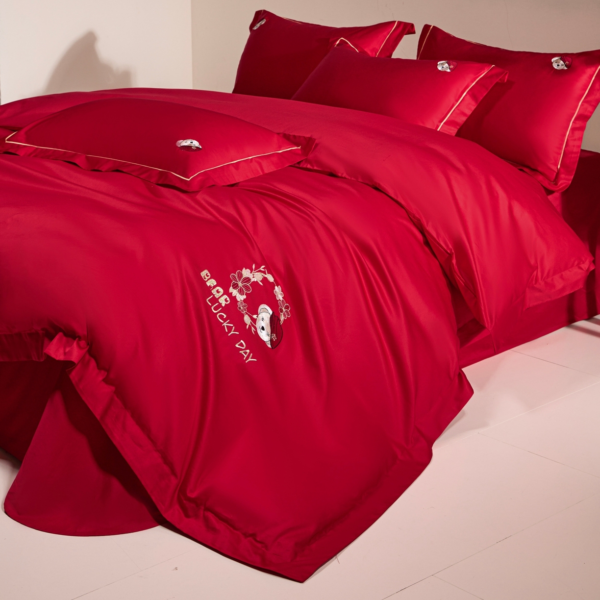 91家纺网 家纺一手货源 找家纺 欧乐蒂 2026新款亲肤棉简约刺绣婚庆四件套 小熊