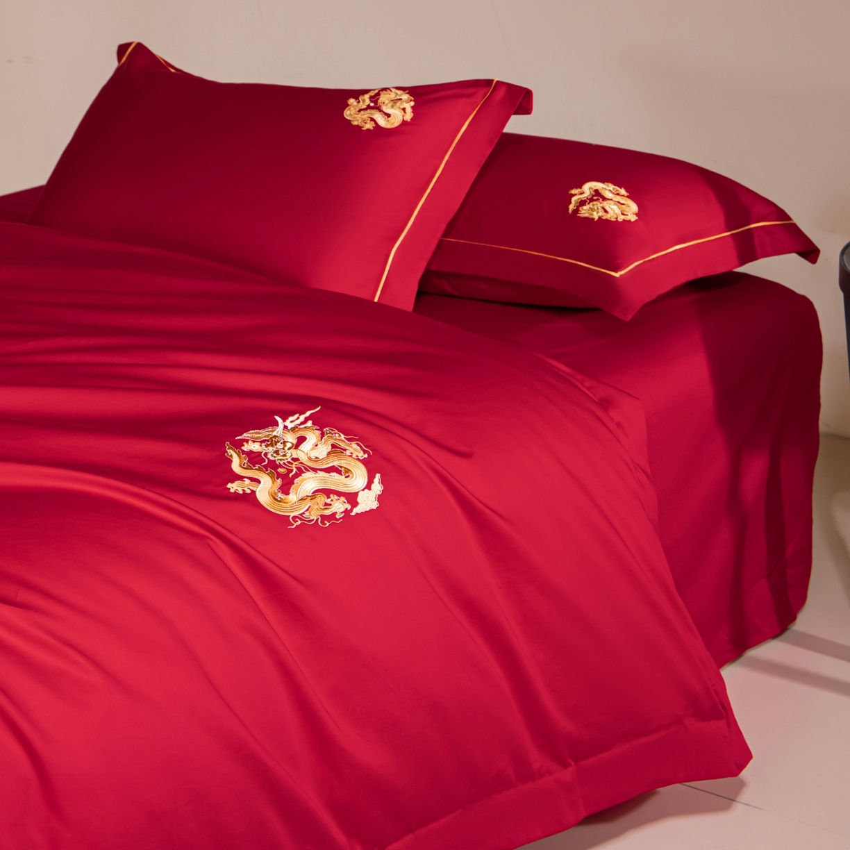 91家纺网 家纺一手货源 找家纺 欧乐蒂 2026新款亲肤棉简约刺绣婚庆四件套 祥龙