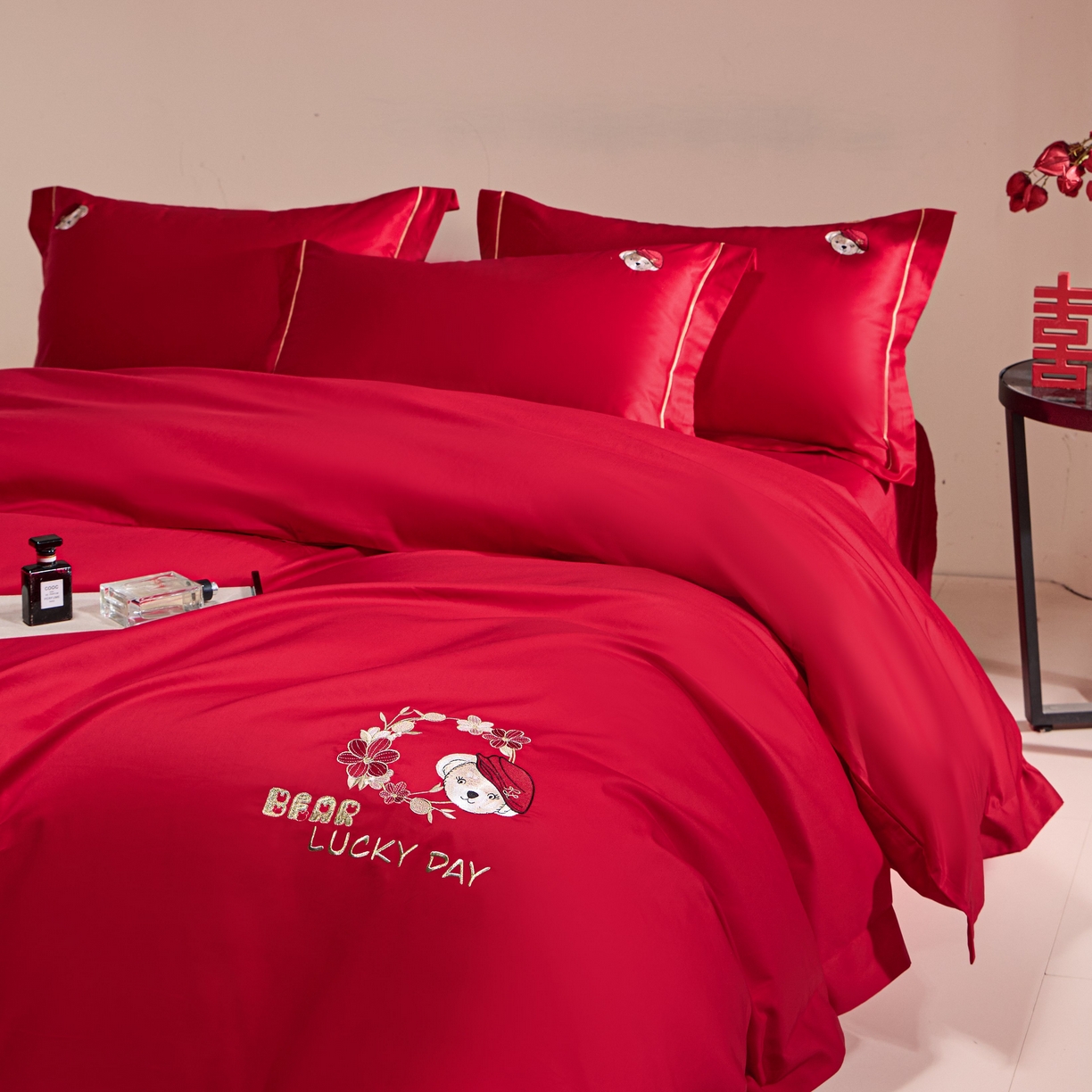 91家纺网 家纺一手货源 找家纺 欧乐蒂 2026新款亲肤棉简约刺绣婚庆四件套 小熊