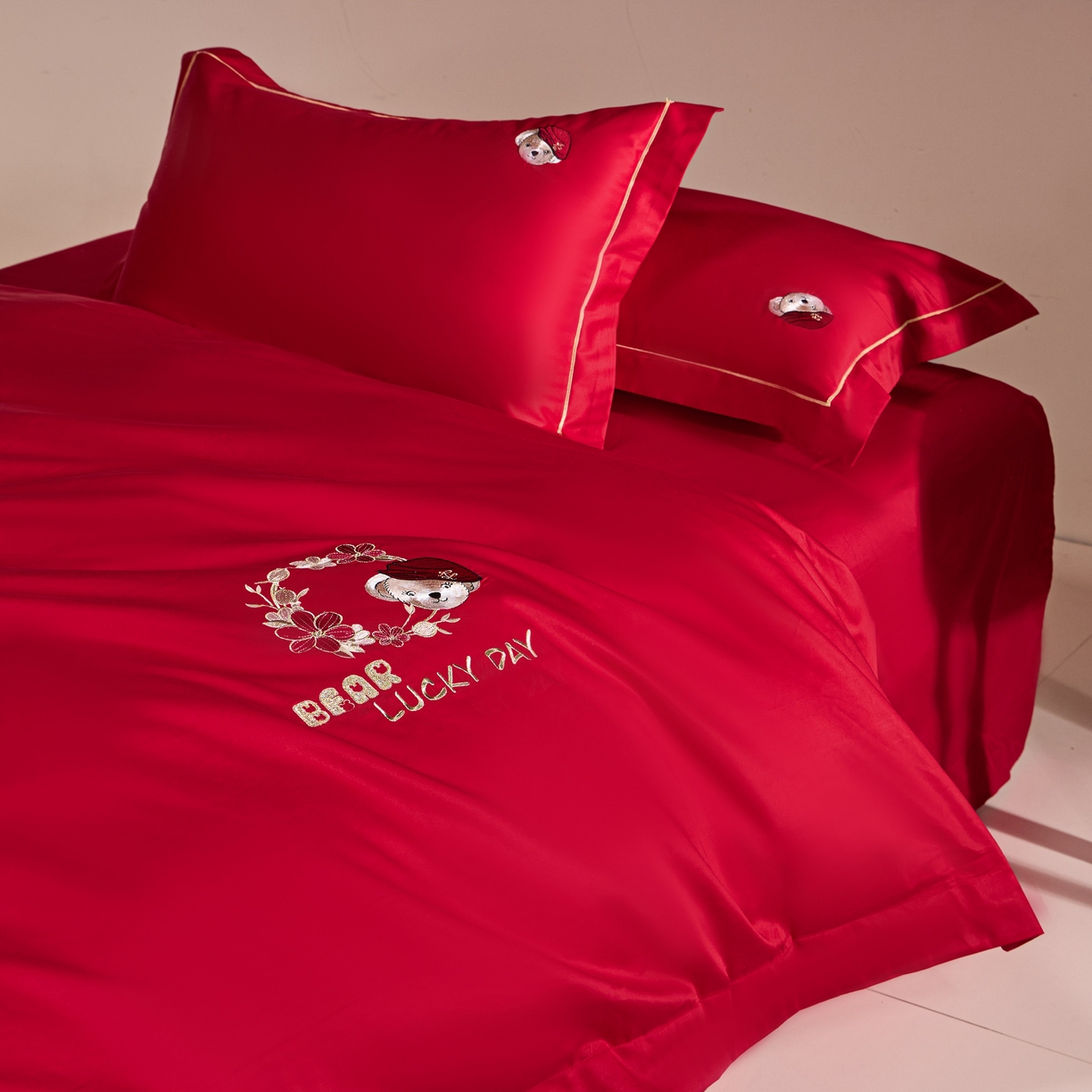 91家纺网 家纺一手货源 找家纺 欧乐蒂 2026新款亲肤棉简约刺绣婚庆四件套 小熊