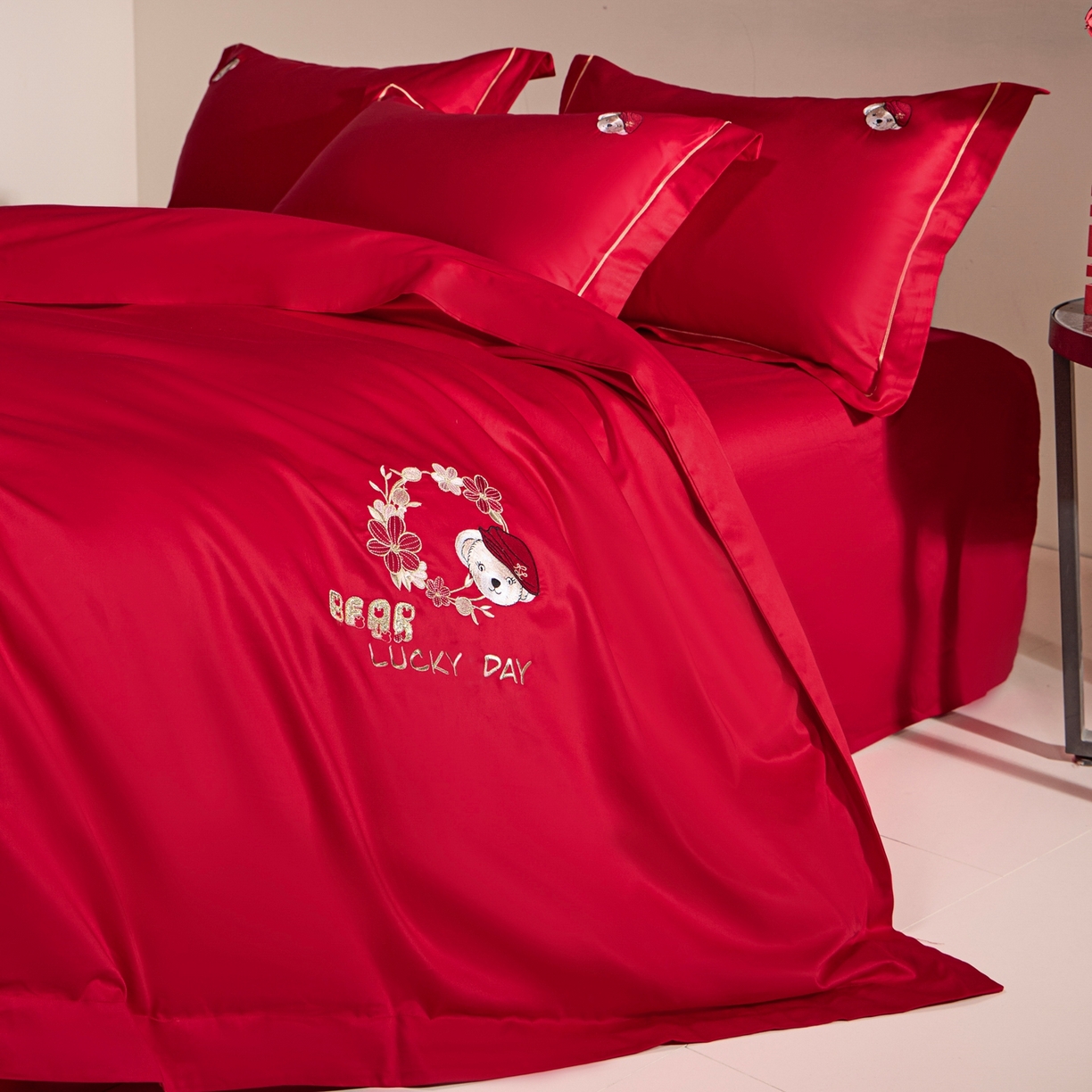 91家纺网 家纺一手货源 找家纺 欧乐蒂 2026新款亲肤棉简约刺绣婚庆四件套 小熊