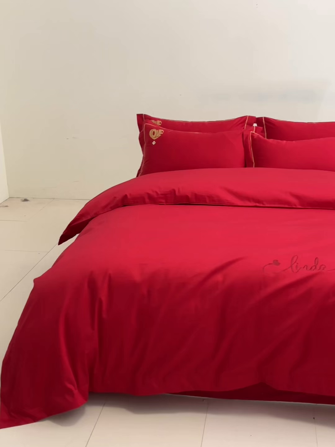 91家纺网 家纺一手货源 找家纺 欧乐蒂 2026新款亲肤棉简约刺绣婚庆四件套 喜爱