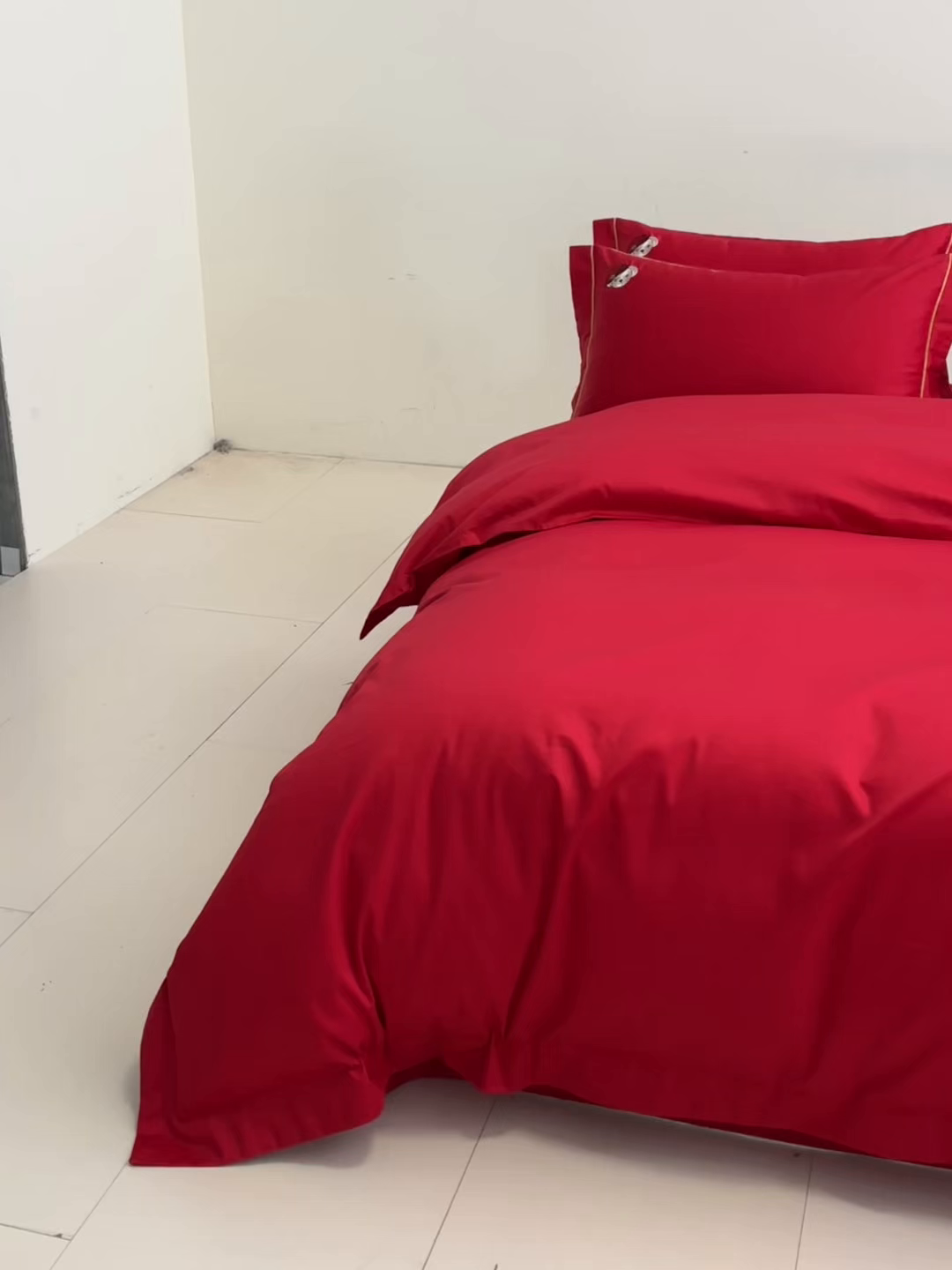 91家纺网 家纺一手货源 找家纺 欧乐蒂 2026新款亲肤棉简约刺绣婚庆四件套 小熊