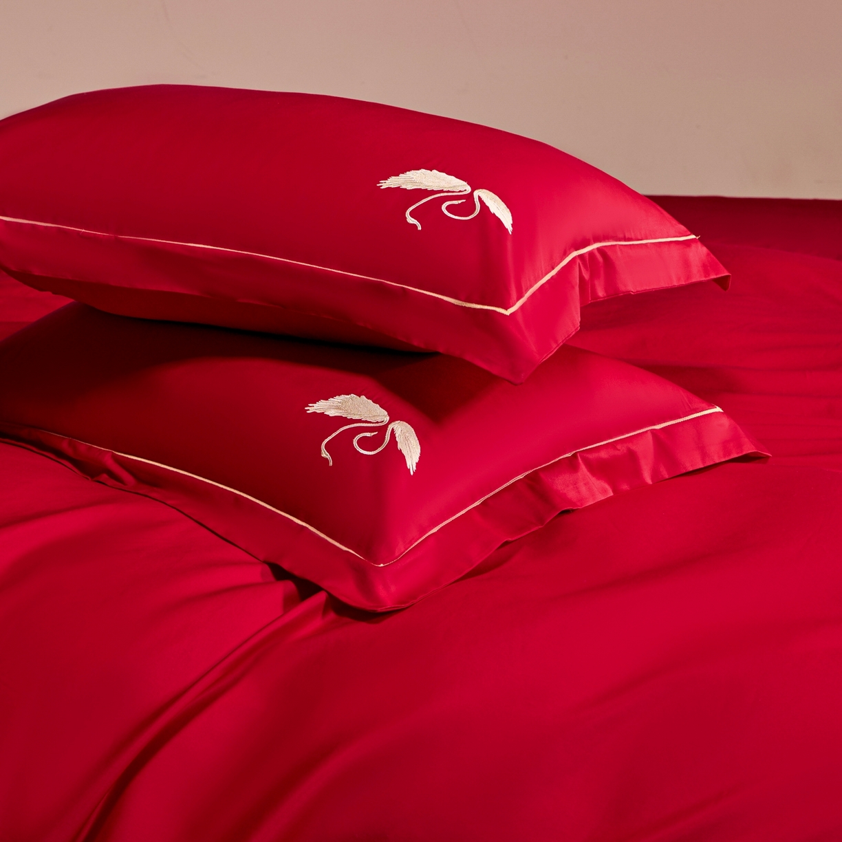 91家纺网 家纺一手货源 找家纺 欧乐蒂 2026新款亲肤棉简约刺绣婚庆四件套 依偎