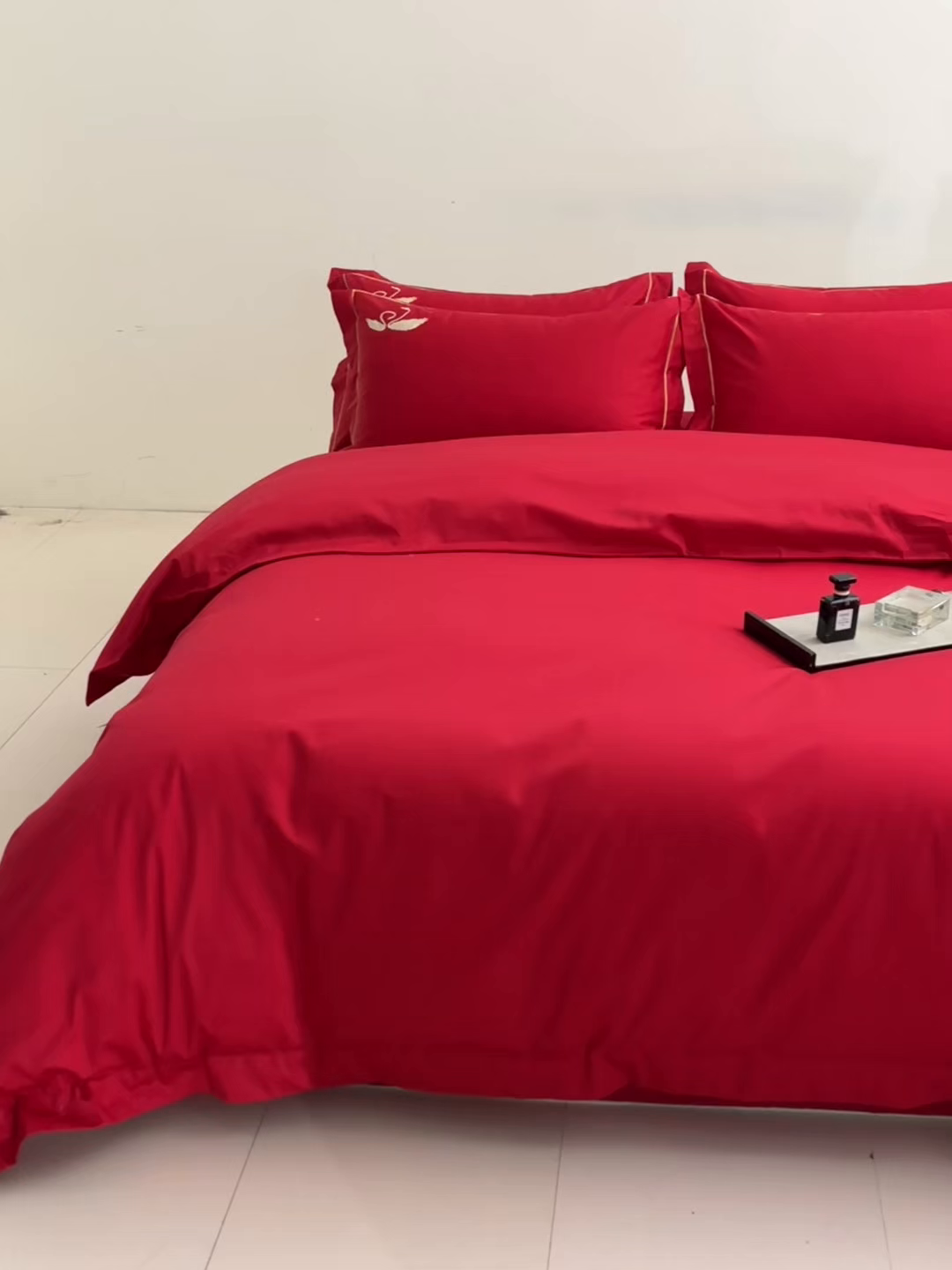 91家纺网 家纺一手货源 找家纺 欧乐蒂 2026新款亲肤棉简约刺绣婚庆四件套 依偎