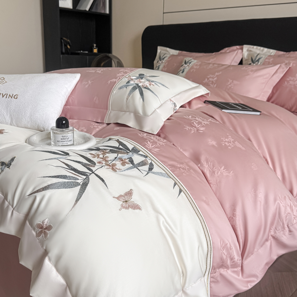 91家纺网 家纺一手货源 找家纺 欧乐蒂 2026新款高支高密亲肤棉提花刺绣四件套 竹韵-胭脂