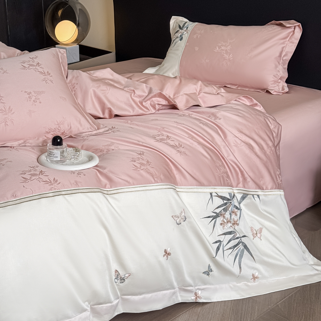 91家纺网 家纺一手货源 找家纺 欧乐蒂 2026新款高支高密亲肤棉提花刺绣四件套 竹韵-胭脂