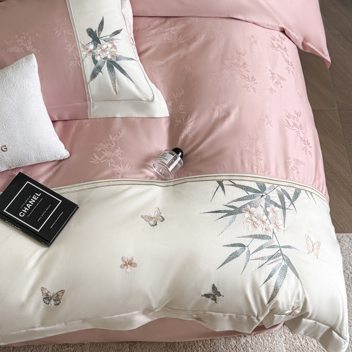 91家纺网 家纺一手货源 找家纺 欧乐蒂 2026新款高支高密亲肤棉提花刺绣四件套 竹韵-胭脂