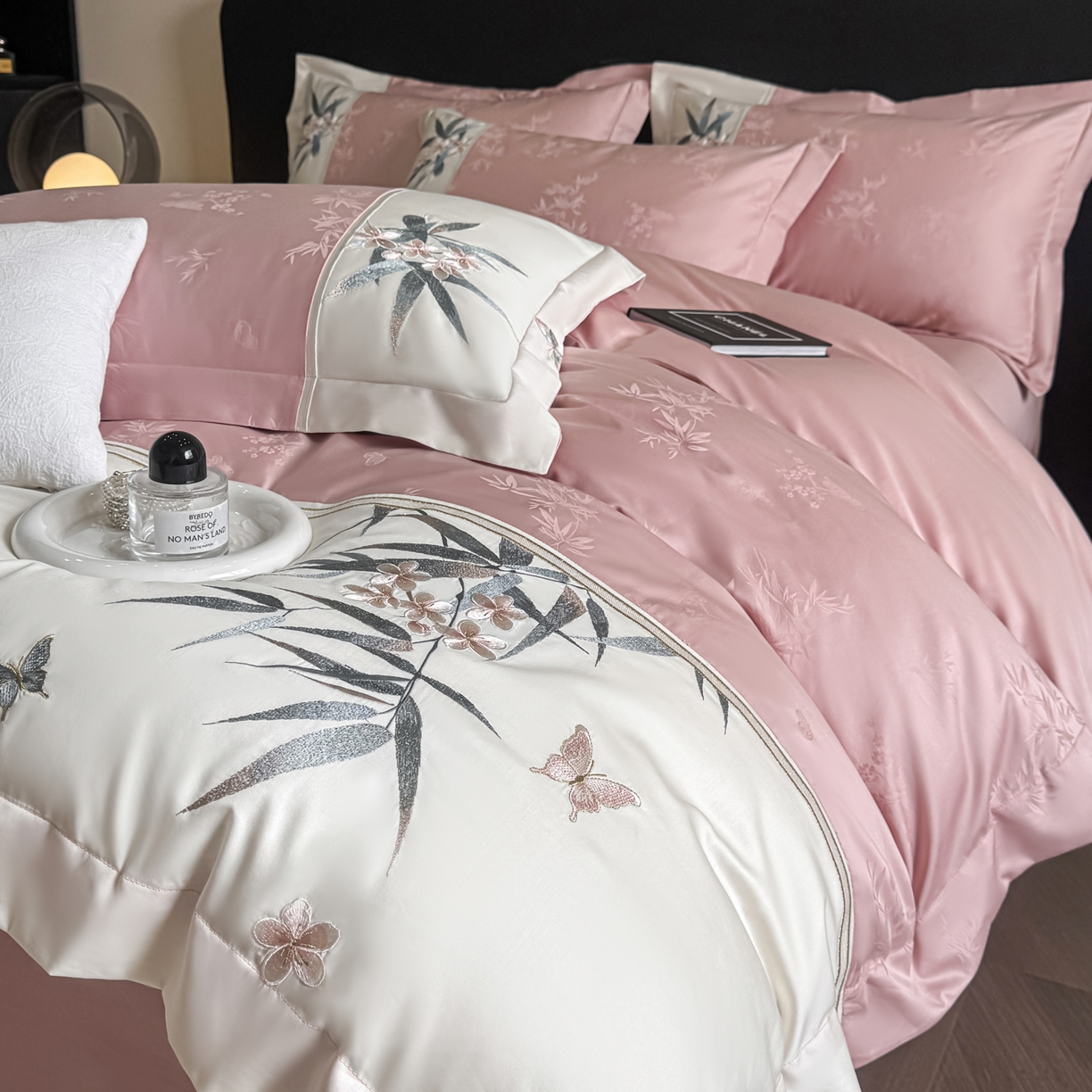 91家纺网 家纺一手货源 找家纺 欧乐蒂 2026新款高支高密亲肤棉提花刺绣四件套 竹韵-胭脂