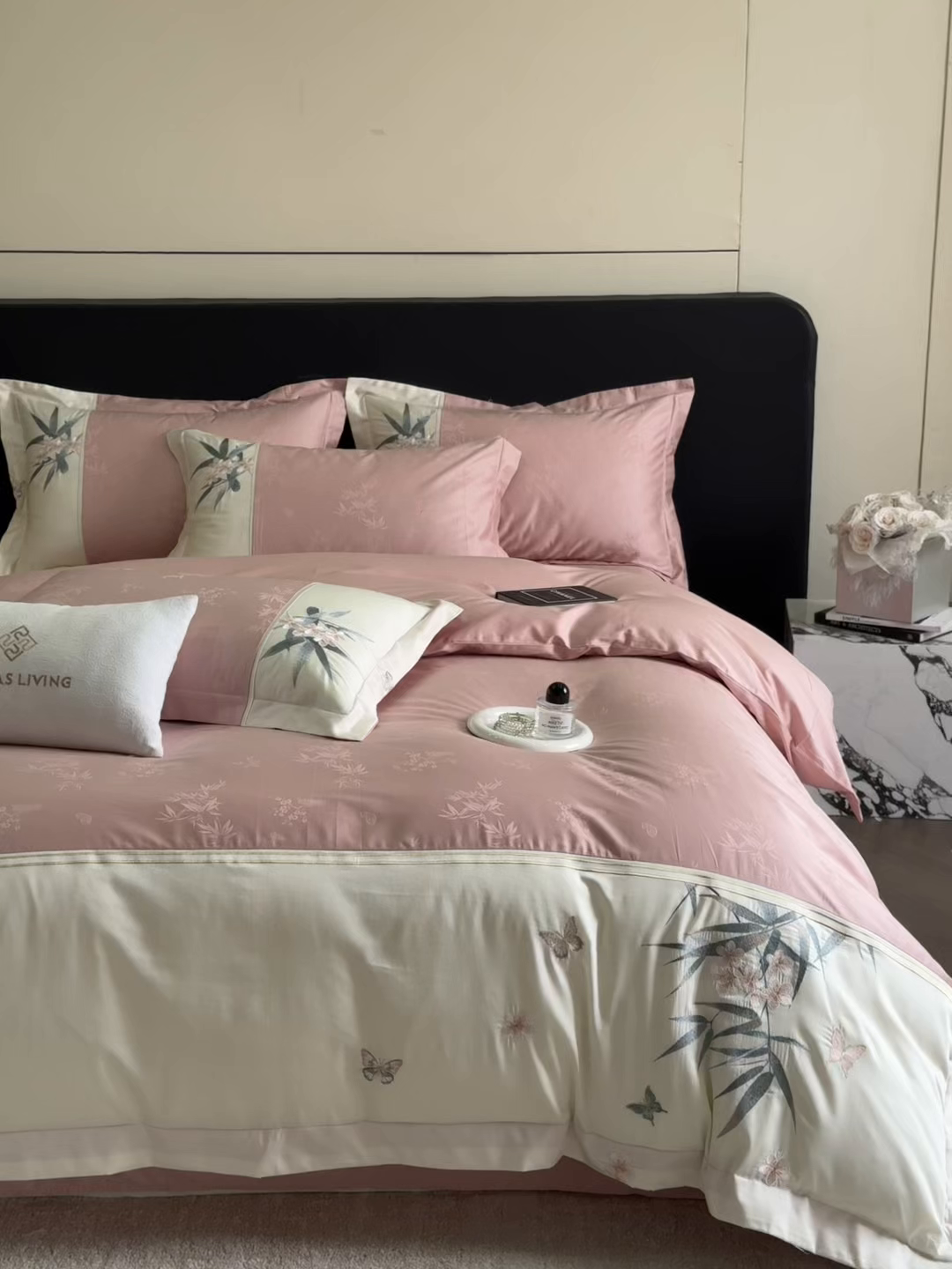 91家纺网 家纺一手货源 找家纺 欧乐蒂 2026新款高支高密亲肤棉提花刺绣四件套 竹韵-胭脂