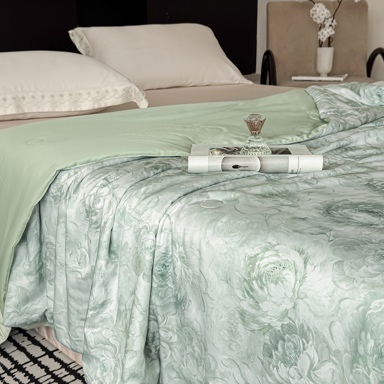 91家纺网 家纺一手货源 找家纺 摩时 2026春夏新款天丝印花夏被凉感空调被芯被子 白书绿雨