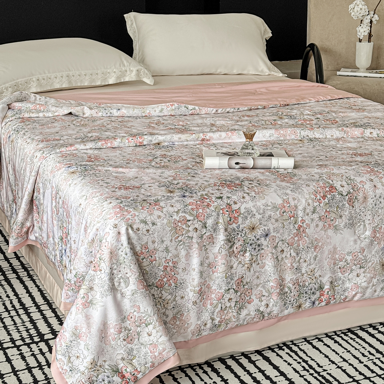 91家纺网 家纺一手货源 找家纺 摩时 2026春夏新款天丝印花夏被凉感空调被芯被子 栀子花信