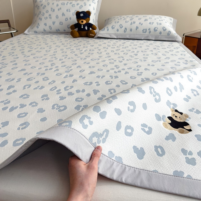 91家纺网 家纺一手货源 找家纺 卡初家居（原微来） 2026新款A类母婴级小清新冰豆豆豹纹小熊刺绣凉感值过0.21夏季冰丝软席 小熊豹豹-浅蓝