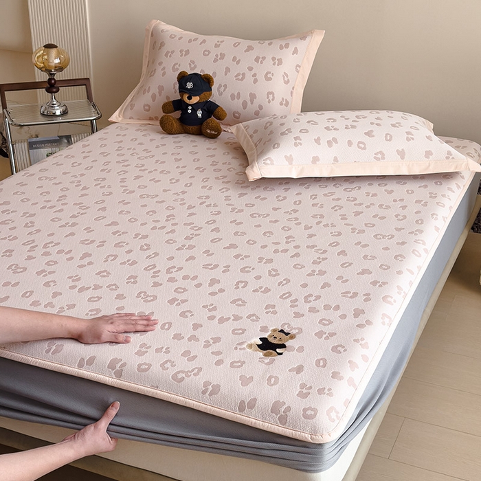 91家纺网 家纺一手货源 找家纺 （总）卡初家居（原微来） 2026新款A类母婴级小清新冰豆豆豹纹小熊刺绣凉感值过0.21夏季冰丝软席