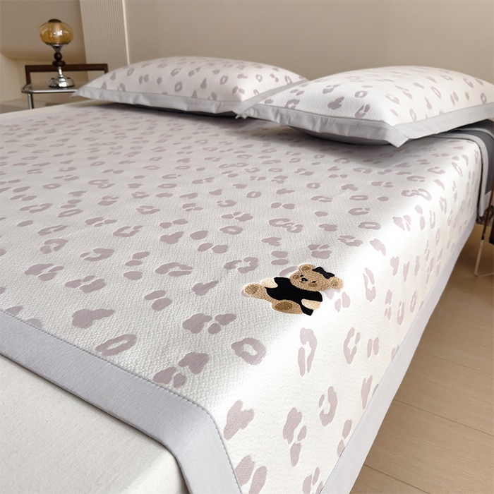 91家纺网 家纺一手货源 找家纺 卡初家居（原微来） 2026新款A类母婴级小清新冰豆豆豹纹小熊刺绣凉感值过0.21夏季冰丝软席 小熊豹豹-浅粉