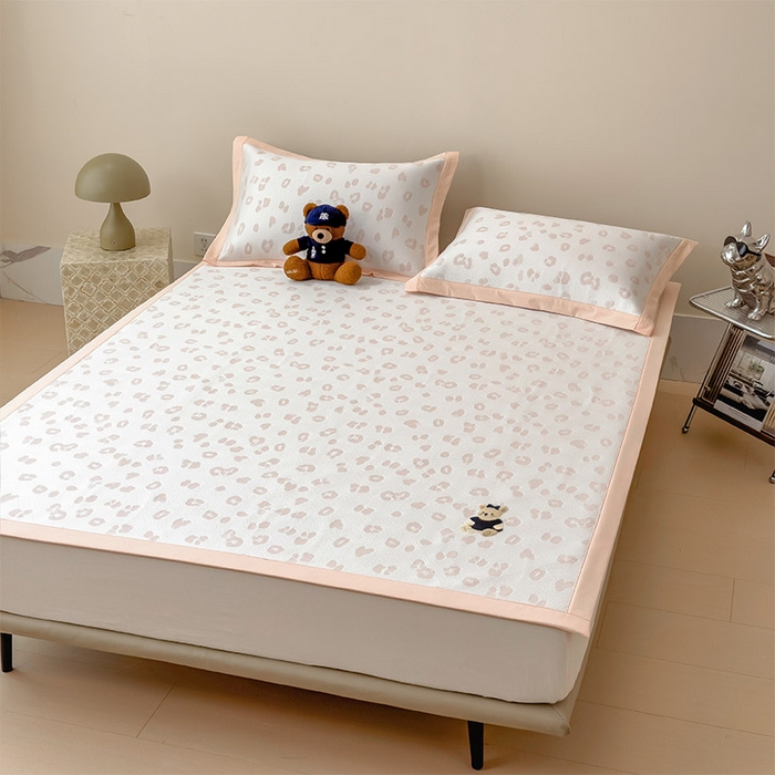 91家纺网 家纺一手货源 找家纺 卡初家居（原微来） 2026新款A类母婴级小清新冰豆豆豹纹小熊刺绣凉感值过0.21夏季冰丝软席 小熊豹豹-玉色