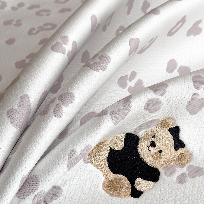 91家纺网 家纺一手货源 找家纺 卡初家居（原微来） 2026新款A类母婴级小清新冰豆豆豹纹小熊刺绣凉感值过0.21夏季冰丝软席 小熊豹豹-浅粉