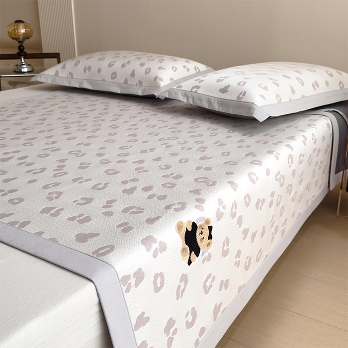 91家纺网 家纺一手货源 找家纺 卡初家居（原微来） 2026新款A类母婴级小清新冰豆豆豹纹小熊刺绣凉感值过0.21夏季冰丝软席 小熊豹豹-浅粉