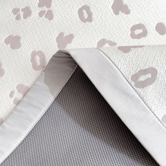 91家纺网 家纺一手货源 找家纺 卡初家居（原微来） 2026新款A类母婴级小清新冰豆豆豹纹小熊刺绣凉感值过0.21夏季冰丝软席 小熊豹豹-浅粉