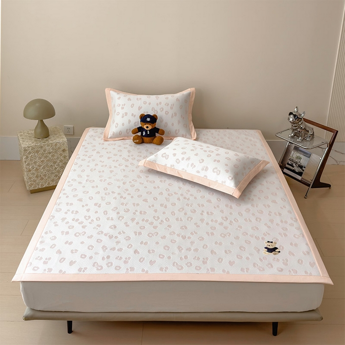 91家纺网 家纺一手货源 找家纺 卡初家居（原微来） 2026新款A类母婴级小清新冰豆豆豹纹小熊刺绣凉感值过0.21夏季冰丝软席 小熊豹豹-玉色