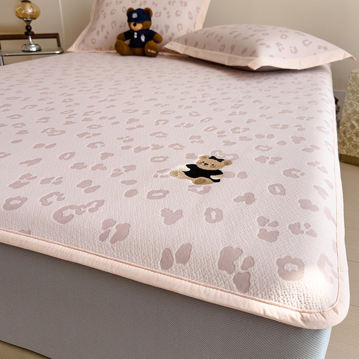 91家纺网 家纺一手货源 找家纺 卡初家居（原微来） 2026新款A类母婴级小清新冰豆豆豹纹小熊刺绣凉感值过0.21夏季冰丝软席 小熊豹豹-粉