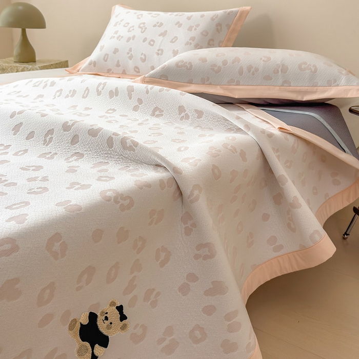 91家纺网 家纺一手货源 找家纺 卡初家居（原微来） 2026新款A类母婴级小清新冰豆豆豹纹小熊刺绣凉感值过0.21夏季冰丝软席 小熊豹豹-玉色