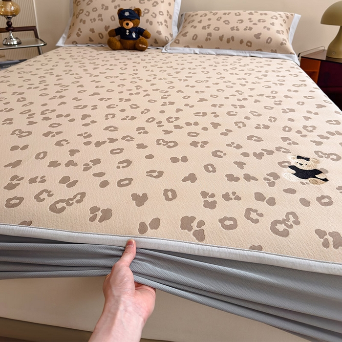 91家纺网 家纺一手货源 找家纺 卡初家居（原微来） 2026新款A类母婴级小清新冰豆豆豹纹小熊刺绣凉感值过0.21夏季冰丝软席 小熊豹豹-咖