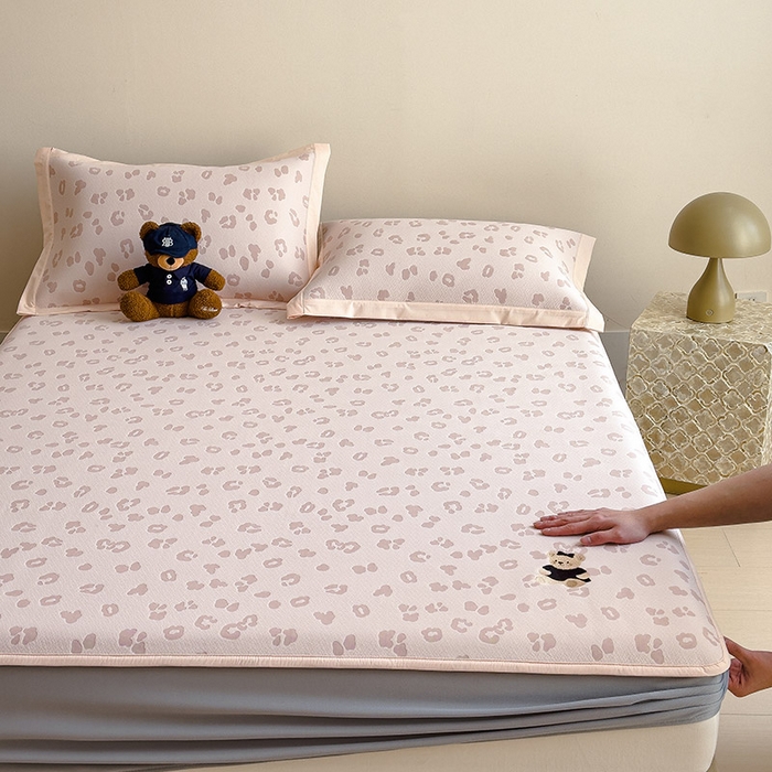 91家纺网 家纺一手货源 找家纺 卡初家居（原微来） 2026新款A类母婴级小清新冰豆豆豹纹小熊刺绣凉感值过0.21夏季冰丝软席 小熊豹豹-粉