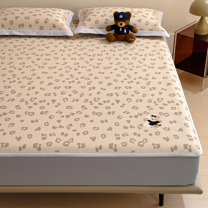 91家纺网 家纺一手货源 找家纺 卡初家居（原微来） 2026新款A类母婴级小清新冰豆豆豹纹小熊刺绣凉感值过0.21夏季冰丝软席 小熊豹豹-咖