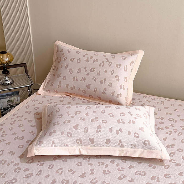 91家纺网 家纺一手货源 找家纺 卡初家居（原微来） 2026新款A类母婴级小清新冰豆豆豹纹小熊刺绣凉感值过0.21夏季冰丝软席 小熊豹豹-粉