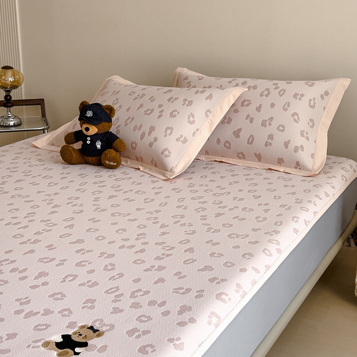 91家纺网 家纺一手货源 找家纺 卡初家居（原微来） 2026新款A类母婴级小清新冰豆豆豹纹小熊刺绣凉感值过0.21夏季冰丝软席 小熊豹豹-粉