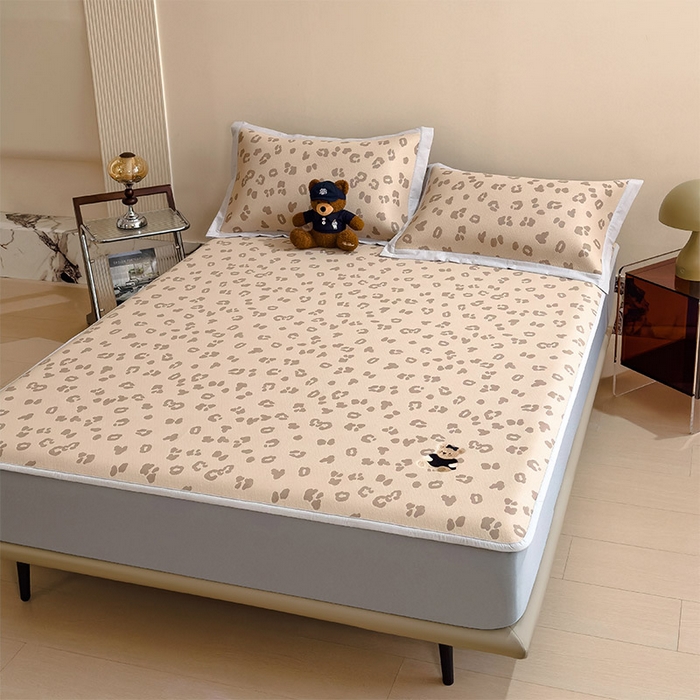 91家纺网 家纺一手货源 找家纺 卡初家居（原微来） 2026新款A类母婴级小清新冰豆豆豹纹小熊刺绣凉感值过0.21夏季冰丝软席 小熊豹豹-咖