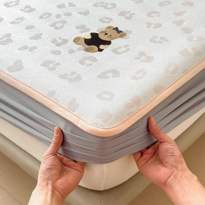 91家纺网 家纺一手货源 找家纺 卡初家居（原微来） 2026新款A类母婴级小清新冰豆豆豹纹小熊刺绣凉感值过0.21夏季冰丝软席 小熊豹豹-玉色