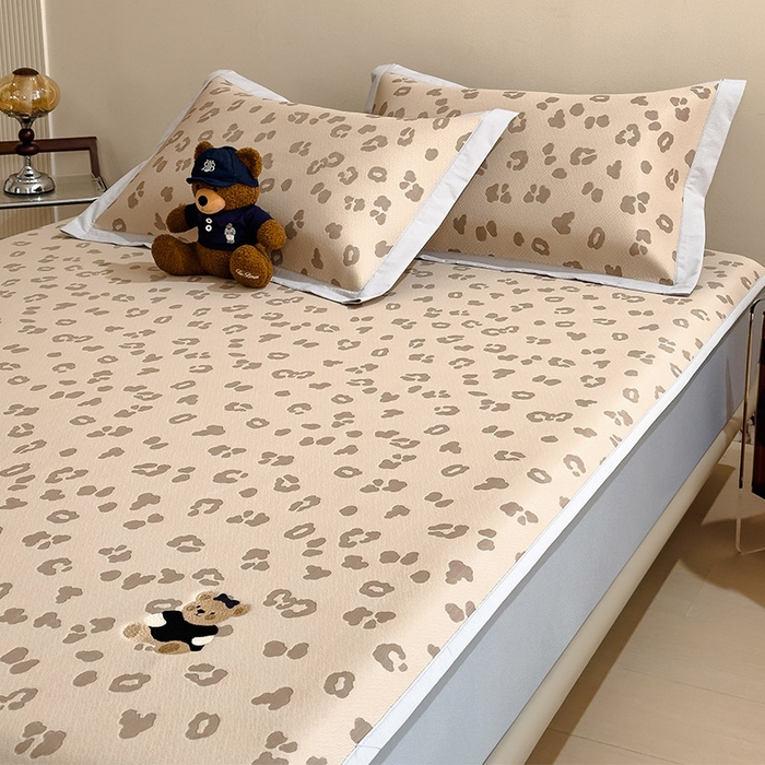 91家纺网 家纺一手货源 找家纺 卡初家居（原微来） 2026新款A类母婴级小清新冰豆豆豹纹小熊刺绣凉感值过0.21夏季冰丝软席 小熊豹豹-咖