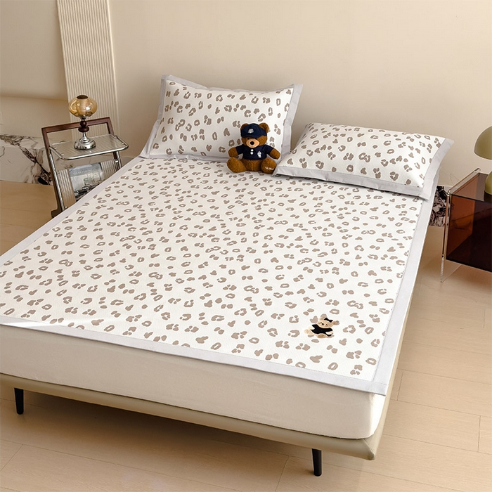 91家纺网 家纺一手货源 找家纺 卡初家居（原微来） 2026新款A类母婴级小清新冰豆豆豹纹小熊刺绣凉感值过0.21夏季冰丝软席 小熊豹豹-浅咖