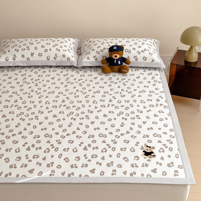 91家纺网 家纺一手货源 找家纺 卡初家居（原微来） 2026新款A类母婴级小清新冰豆豆豹纹小熊刺绣凉感值过0.21夏季冰丝软席 小熊豹豹-浅咖