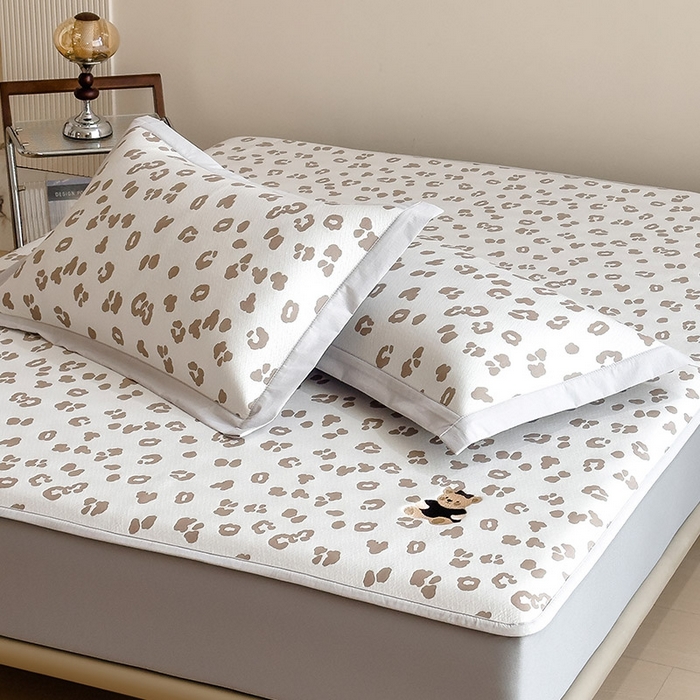 91家纺网 家纺一手货源 找家纺 卡初家居（原微来） 2026新款A类母婴级小清新冰豆豆豹纹小熊刺绣凉感值过0.21夏季冰丝软席 小熊豹豹-浅咖