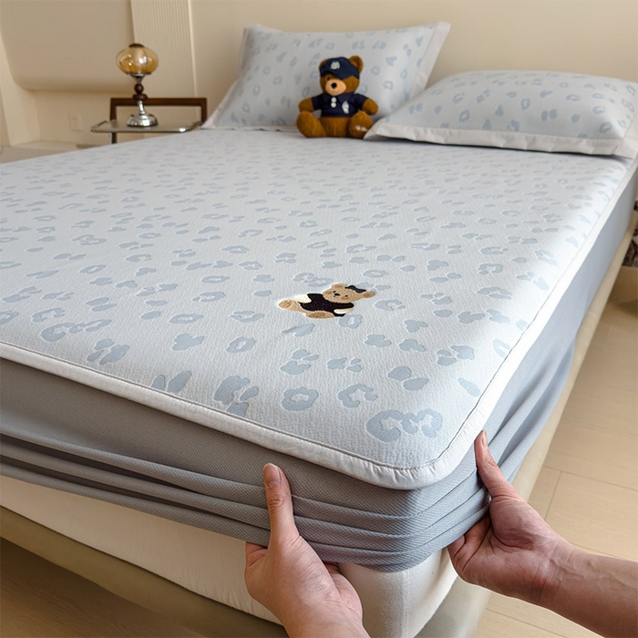 91家纺网 家纺一手货源 找家纺 卡初家居（原微来） 2026新款A类母婴级小清新冰豆豆豹纹小熊刺绣凉感值过0.21夏季冰丝软席 小熊豹豹-蓝