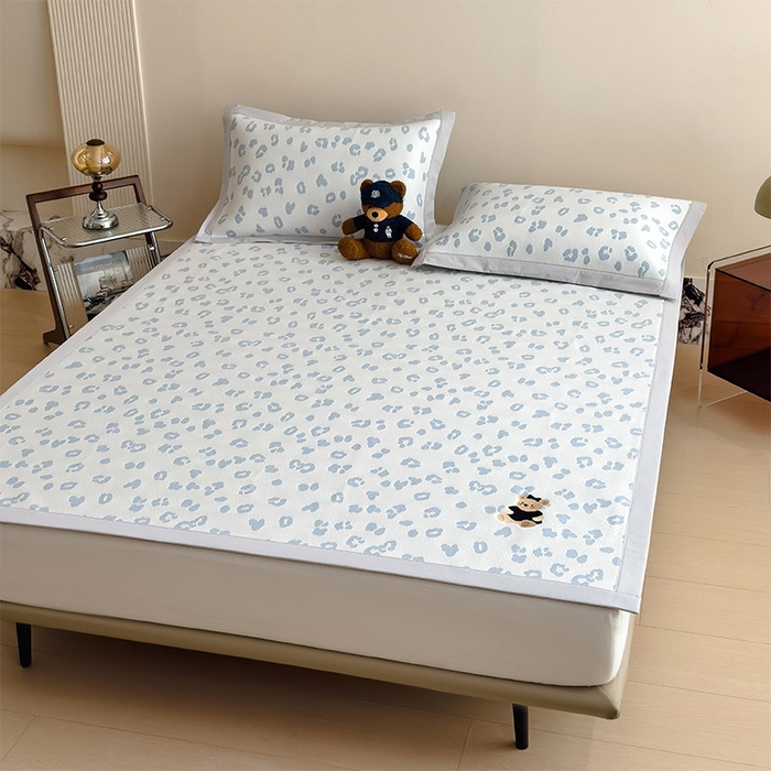 91家纺网 家纺一手货源 找家纺 卡初家居（原微来） 2026新款A类母婴级小清新冰豆豆豹纹小熊刺绣凉感值过0.21夏季冰丝软席 小熊豹豹-浅蓝