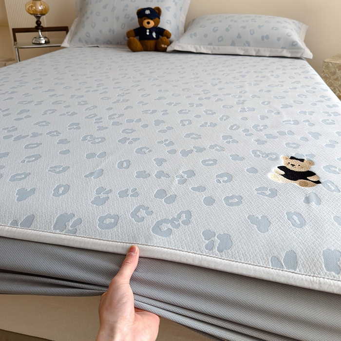 91家纺网 家纺一手货源 找家纺 卡初家居（原微来） 2026新款A类母婴级小清新冰豆豆豹纹小熊刺绣凉感值过0.21夏季冰丝软席 小熊豹豹-蓝